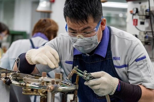 工匠使用無鉛焊料焊接金屬零件。