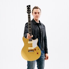 Chris Buck 自豪地展示他的簽名款 Revstar RS02CB