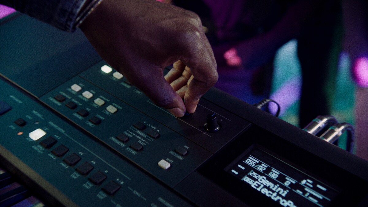 有人正控制 PSR-E583 的現場控制旋鈕