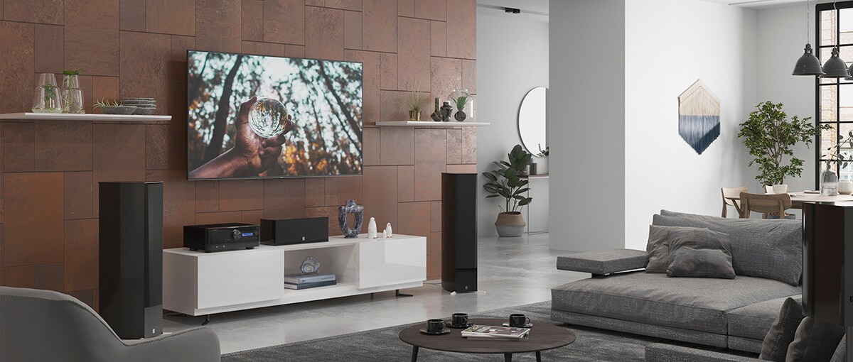 AV 環繞擴大機與被動式揚聲器在寬敞房間中的影像，以視覺化 MusicCast 的使用案例