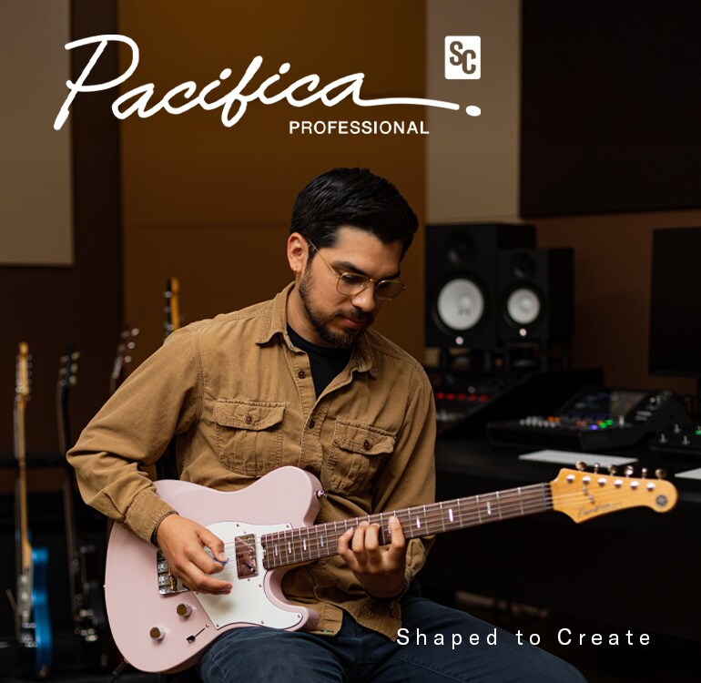 一名男子在錄音室彈奏 Pacifica SC Professional (PACP11S ASP)