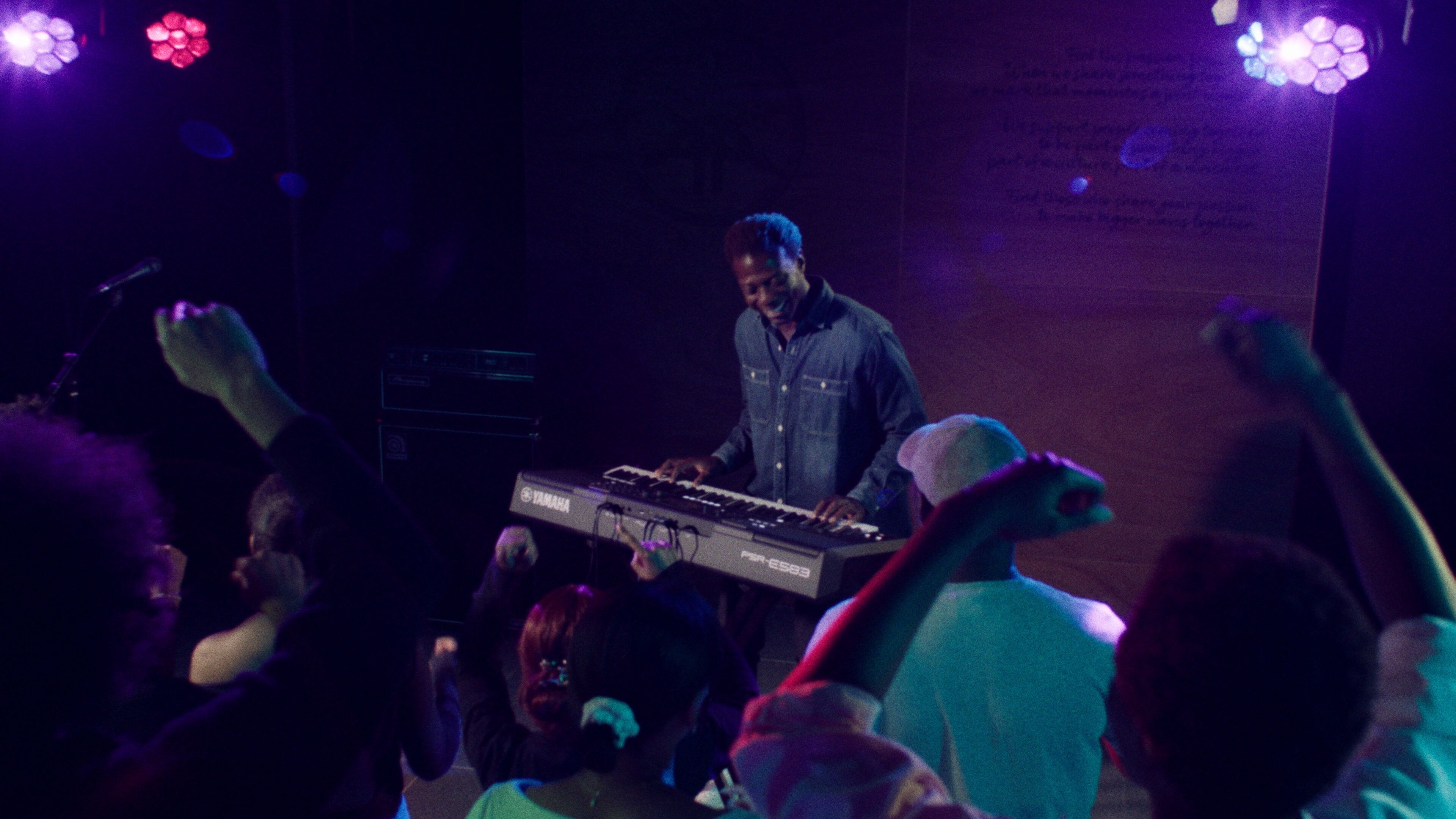 有人戴著耳機演奏 Yamaha 手提電子琴 PSR-E583