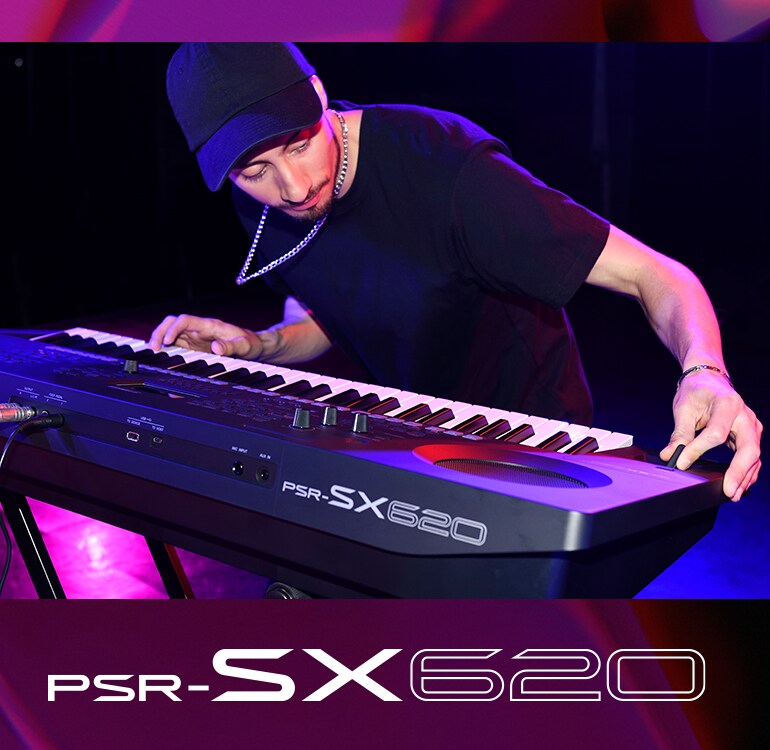 演奏者在舞台上彈奏 PSR-SX620 鍵盤。