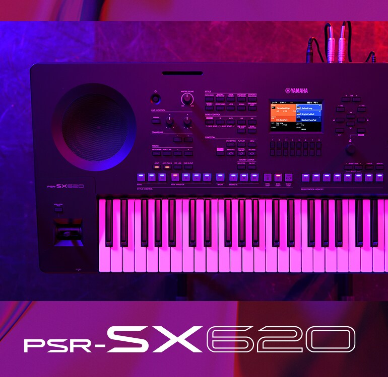 舞台燈光下 PSR-SX620 鍵盤的俯視圖。