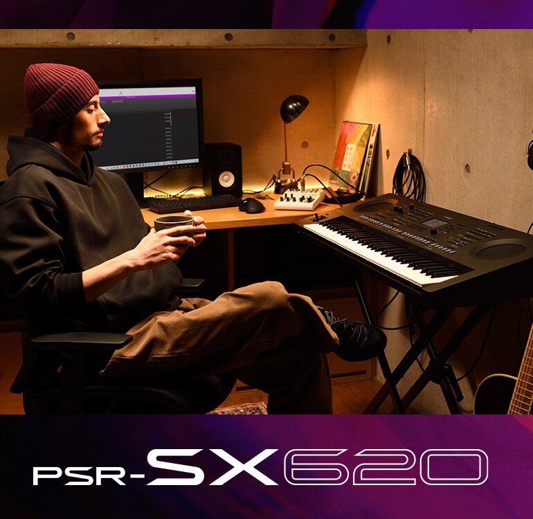 某人坐在家庭工作室的 PSR-SX 鍵盤前，一邊喝著咖啡。
