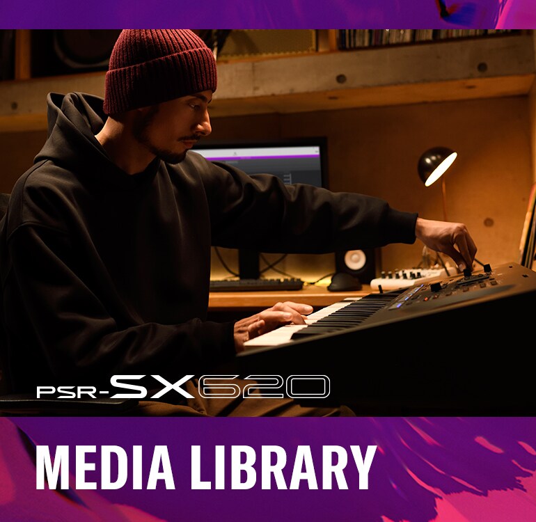 正在演奏 Yamaha 數位工作站 PSR-SX620 的演奏者