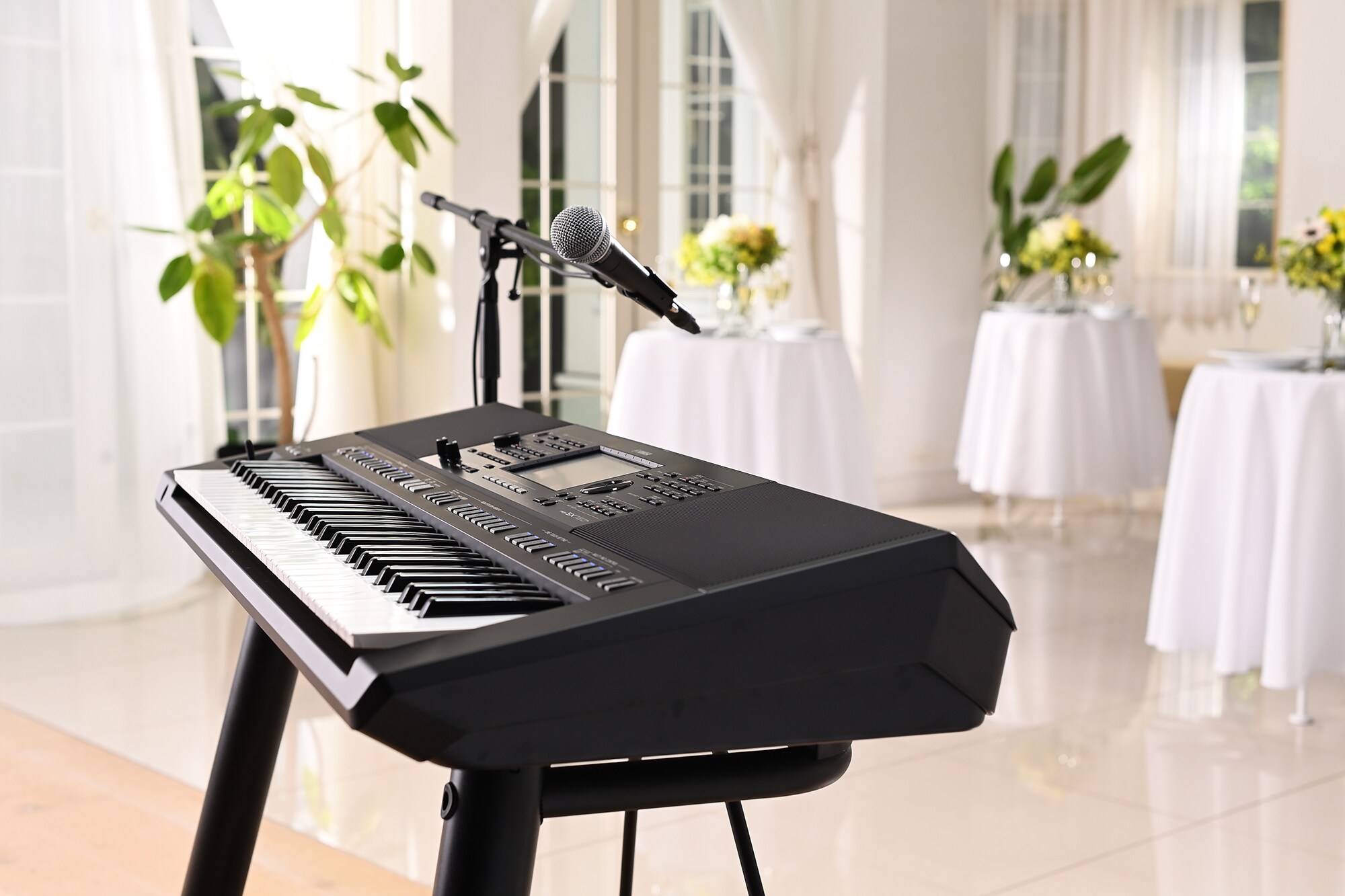 派對現場配有麥克風架的 Yamaha 數位工作站 PSR-SX720+