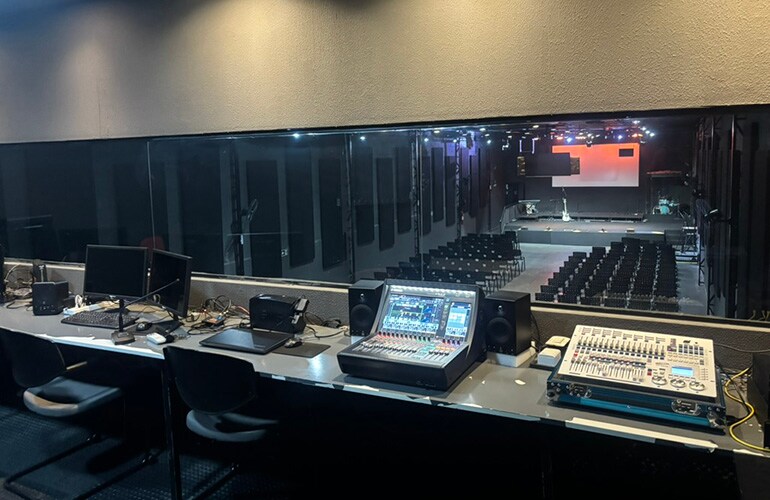 聖保羅培訓中心控制室，配備數位混音控台、顯示器和音響設備機架。