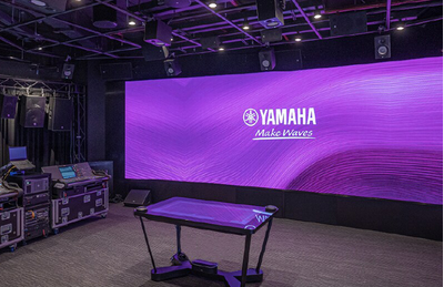 曼谷培訓中心，配備 Yamaha 顯示牆、舞台區域和專業音響設備。