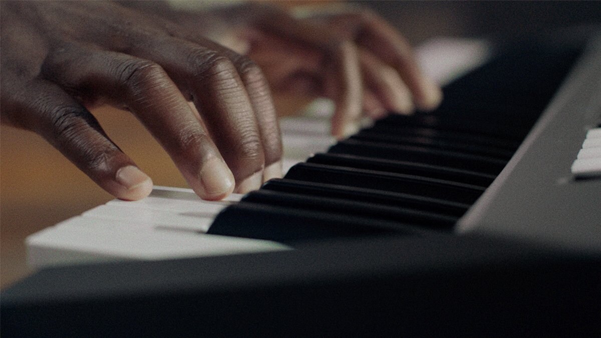 一人演奏 PSR-E483 手提電子琴