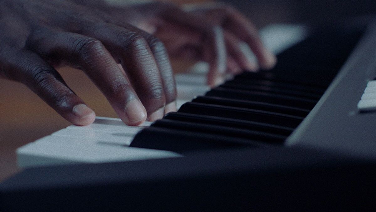 一人演奏 PSR-E583 手提電子琴