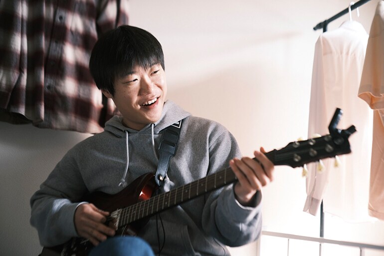 一名男子第一次嘗試彈吉他