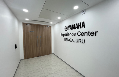 班加羅爾培訓中心入口，帶有 Yamaha 標誌。