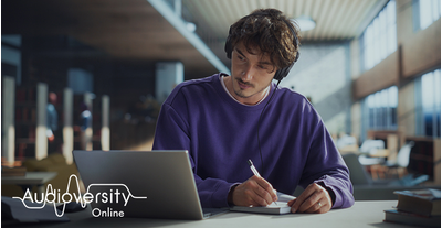 Audioversity Online 標誌與光環，位於一名專注於線上培訓課程的男子身後。