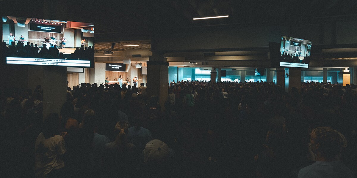 位於內布拉斯加州林肯市的 CityLight Church 敬拜空間內部視圖，配有舞台燈光和觀眾席。