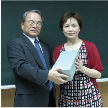 奧總經理與服務25年的講師楊葆芳合影
