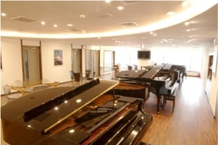 Yamaha音樂家服務中心目前陳列Yamaha全系列機種之所有平台型鋼琴