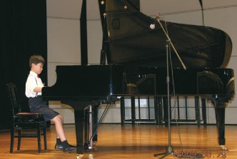 2.未來小小鋼琴家在舞台上展現自我