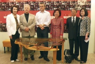 名人堂開幕儀式。右起：劉瓊淑藝術總監、奧文昭總經理、陳郁秀董事長、小提琴名家列賓、NSO指揮赫比希夫婦。