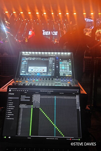 在奈及利亞拉哥斯 The Experience 2025 期間，位於外場 (FOH) 位置的 Yamaha DM7 數位混音控台和執行 Dante Controller 軟體的筆記型電腦。