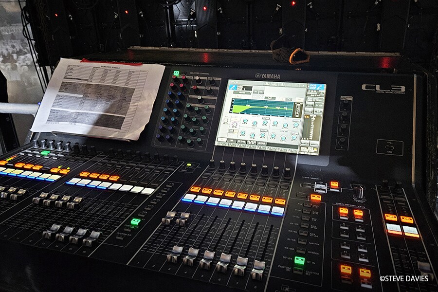 在奈及利亞拉哥斯 The Experience 2025 上的 Yamaha CL3 數位混音控台，配有通道分配表和使用中的顯示螢幕。